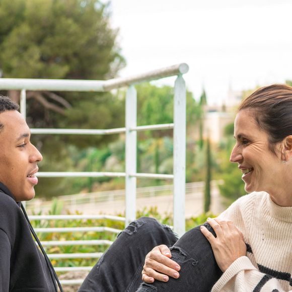 Exclusif - Sandrine Diouf et son fils Isaac posent dans leur maison à Marseille, France, le 16 janvier 2021. © Jean-René Santini/Bestimage