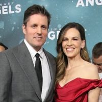 À 52 ans, l'actrice Hilary Swank attend son 3e enfant : son annonce lumineuse en famille avec les jumeaux et son mari Philip Schneider
