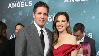 À 52 ans, l'actrice Hilary Swank attend son 3e enfant : son annonce lumineuse en famille avec les jumeaux et son mari Philip Schneider