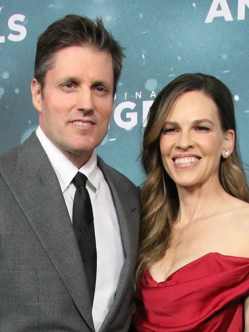 À 52 ans, l'actrice Hilary Swank attend son 3e enfant : son annonce lumineuse en famille avec les jumeaux et son mari Philip Schneider