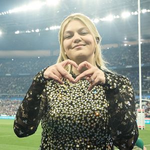 La chanteuse Louane (Louane Emera), représentante de la France au concours de l'Eurovision, interpréte pour la première fois son titre "maman", en hommage à sa mère décédée lorsqu'elle avait 17 ans, devant les 80 000 spectateurs, suspendue sur une plateforme, plusieurs mètres au-dessus de la pelouse et des musiciens, du Stade de France à la mi-temps du match du Tournoi des Six Nations opposant la France à l'Écosse, à Saint-Denis, Seine Saint-Denis. © Cyril Moreau/Bestimage