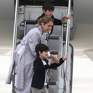 Eddy et Nelson Angelil - Celine Dion quitte l'hôtel Royal Monceau avec ses enfants et prend un jet privé au Bourget le 10 août 2017. (Agence/Bestimage).