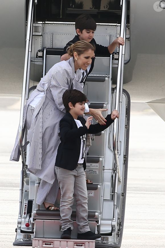 Eddy et Nelson Angelil - Celine Dion quitte l'hôtel Royal Monceau avec ses enfants et prend un jet privé au Bourget le 10 août 2017. (Agence/Bestimage).