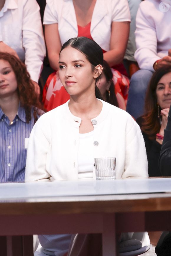 Exclusif - Lyna Khoudri - Plateau de l'émission "C à vous" lors du 78ème Festival International du Film de Cannes le 22 mai 2025. © Jack Tribeca / Bestimage