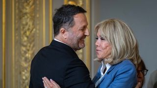 L'animateur et producteur Arthur honoré, Emmanuel Macron lui a remis un prix pour son engagement