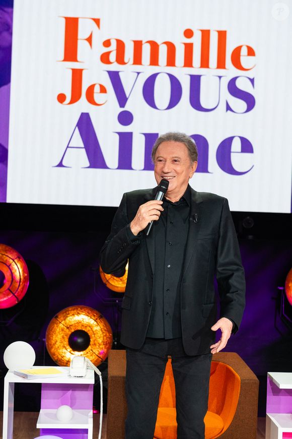 Exclusif - Michel Drucker lors de l'enregistrement de l'émission "Famille je vous aime" présentée par M. Drucker et qui sera diffusée le 13 juin 2025 sur France 3, aux Studios rive gauche à Paris, France, le 15 avril 2025. © Clovis-Gaffiot/Bestimage