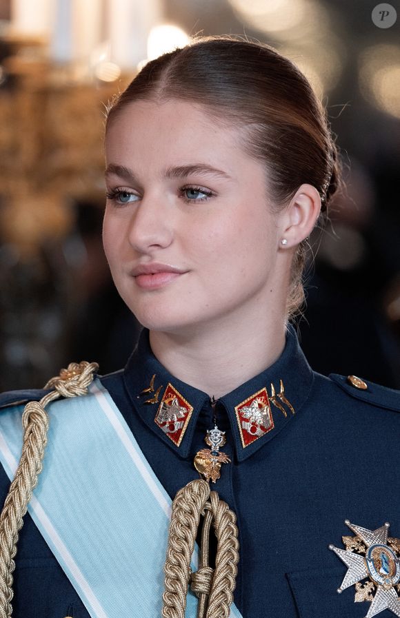 Son parcours reste donc encadré et adapté à son futur rôle de reine.

La princesse Leonor - La famille royale d'Espagne célèbre les Pâques militaires au Palais royal de Madrid (Espagne), le 6 janvier 2026.
LALO YASKY / BESTIMAGE