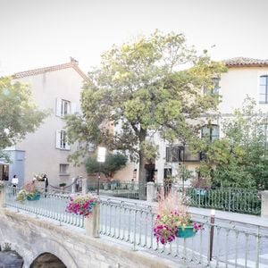 Patrick Bruel inaugure son hôtel cinq étoiles "L'Isle de Leos MGallery" à L'Isle-sur-la-Sorgue, France, le 23 septembre 2025. 
L’Isle de Leos Hôtel & Spa MGallery Collection . © Jack Tribeca / Bestimage