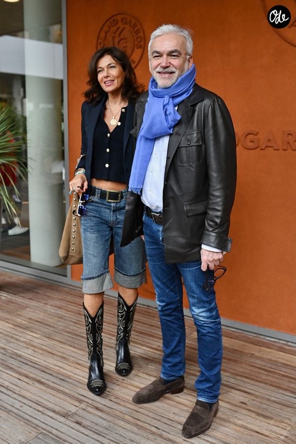 Une seconde jeunesse retrouvée et déjà 11 années d'une belle love-story. 

Catherine Bancarel et Pascal Praud posent au Village lors du tournoi de Roland-Garros, le 7 juin 2025 à Paris, en France. Photo : Abaca