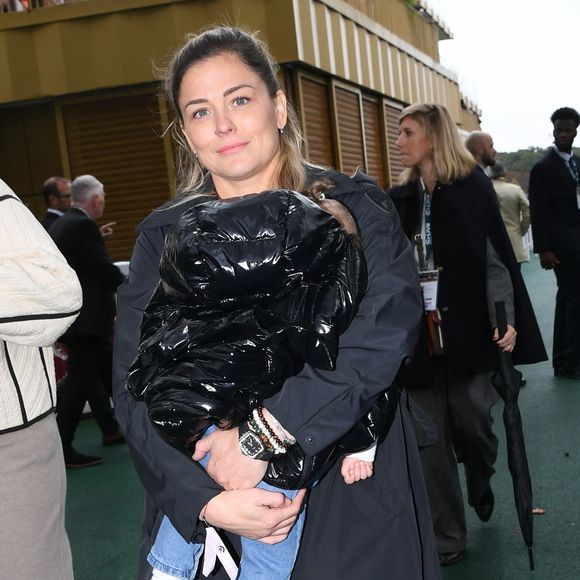 Laure Boulleau porte sa fille Clara au prix Qatar Arc de Triomphe à l'Hippodrome de Longchamp le 6 octobre 2024  

© Rachid Bellak / Bestimage