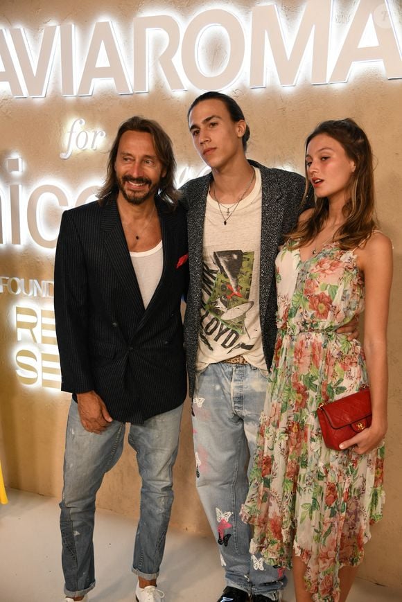 Bob Sinclar avec ses enfants Raphaël et Paloma  Le Friant au photocall de la soirée LuisaViaRoma for UNICEF Winter Gala à Saint-Barthélemy le 29 décembre 2022.