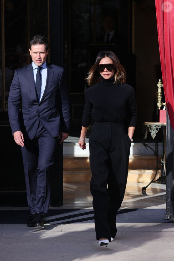 Victoria Beckham à la sortie de l'hôtel La Réserve Paris - Hotel and Spa en marge de la Fashion Week de Paris (PFW), à Paris, France, le 7 mars 2025. © Cyril Moreau/Bestimage