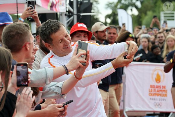 Dany Boon fait un selfie avec des spectateurs - Dany Boon, dernier porteur de la flamme olympique dans le Nord, a allumé le chaudron olympique sur l'esplanade du Champs de Mars à Lille le 2 juillet 2024. Agence / Bestimage