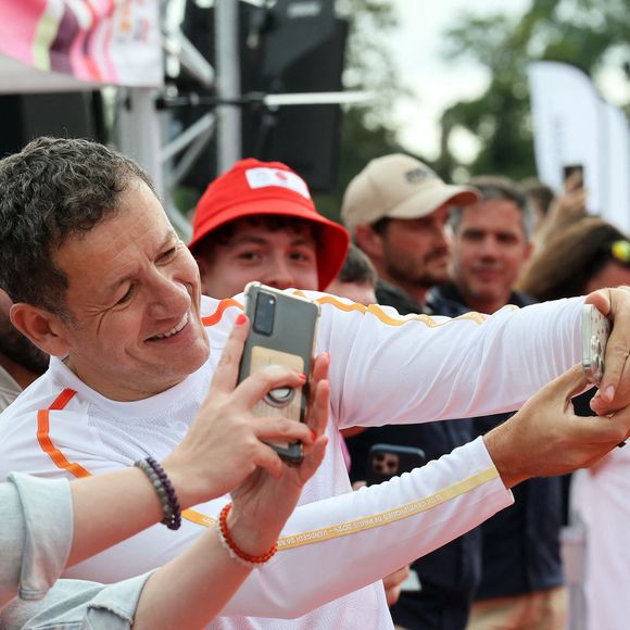Dany Boon fait un selfie avec des spectateurs - Dany Boon, dernier porteur de la flamme olympique dans le Nord, a allumé le chaudron olympique sur l'esplanade du Champs de Mars à Lille le 2 juillet 2024. Agence / Bestimage