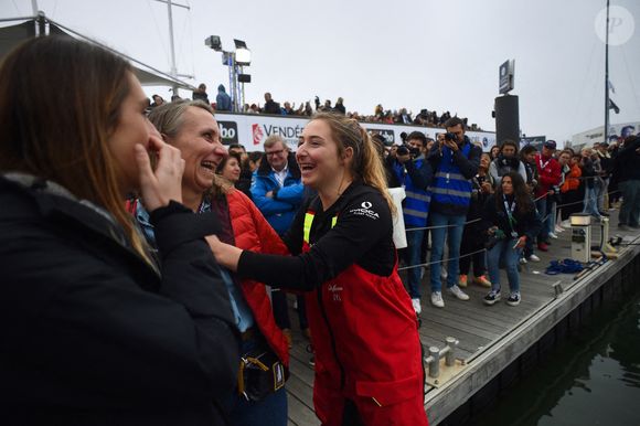 Violette Dorange, 23 ans, la plus jeune navigatrice du Vendée Globe lors du départ du Vendée Globe 2024-2025, 10ème édition de la course autour du monde en solitaire et sans escale, le 10 novembre 2024 aux Sables-d'Olonne, France. Photo par Franck Castel/ABACAPRESS.COM