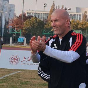 Zinedine Zidane et le footballeur Kuai Jiwen visitent l'université Jiao Tong de Shanghai lors de leur tournée en Chine - 30/11/2025 © Imago/PsnewZ/Bestimage