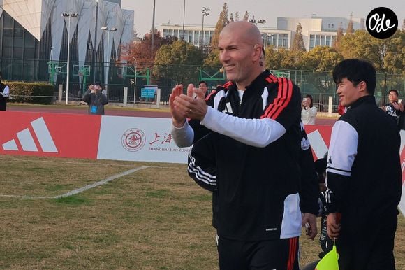 Zinedine Zidane et le footballeur Kuai Jiwen visitent l'université Jiao Tong de Shanghai lors de leur tournée en Chine - 30/11/2025 © Imago/PsnewZ/Bestimage