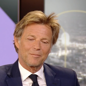 Laurent Delahousse reçoit Julien Clerc dans l'émission "20h30 le dimanche", France 2, le 8 juin 2025.