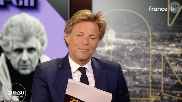 Laurent Delahousse reçoit Julien Clerc dans l'émission "20h30 le dimanche", France 2, le 8 juin 2025.