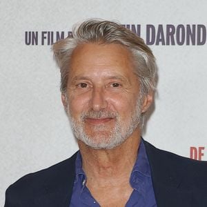 "La mort dans l'âme", le président d'honneur de Solidarité Sida a présenté ses excuses.

Antoine de Caunes - Première du film "De la Comédie-Française" au Grand Rex à Paris le 1er juin 2026. © Coadic Guirec/Bestimage