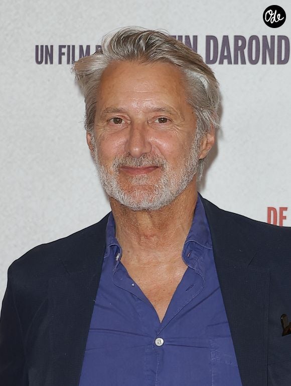 "La mort dans l'âme", le président d'honneur de Solidarité Sida a présenté ses excuses.

Antoine de Caunes - Première du film "De la Comédie-Française" au Grand Rex à Paris le 1er juin 2026. © Coadic Guirec/Bestimage