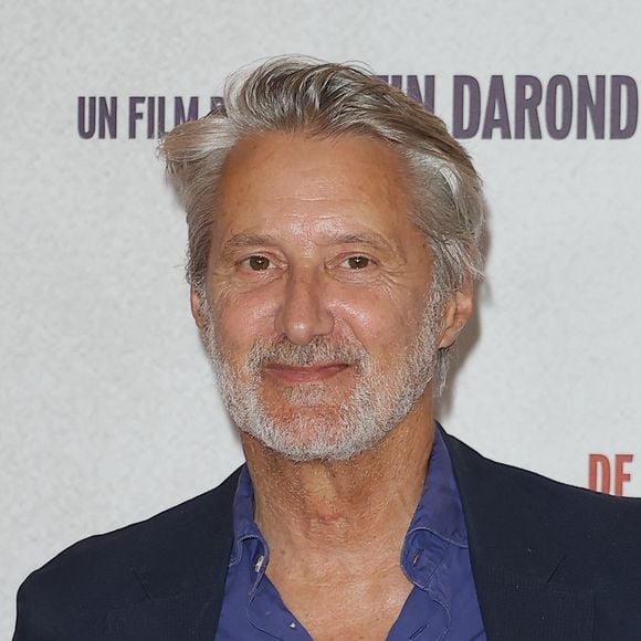 "La mort dans l'âme", le président d'honneur de Solidarité Sida a présenté ses excuses.

Antoine de Caunes - Première du film "De la Comédie-Française" au Grand Rex à Paris le 1er juin 2026. © Coadic Guirec/Bestimage