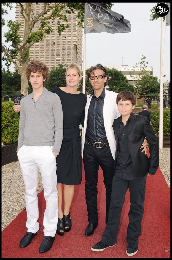 Exclusif - Luana et Paul Belmondo, accompagnés de leurs fils Victor et Giacomo pour les 67 ans de Johnny Hallyday.

© Bestimage