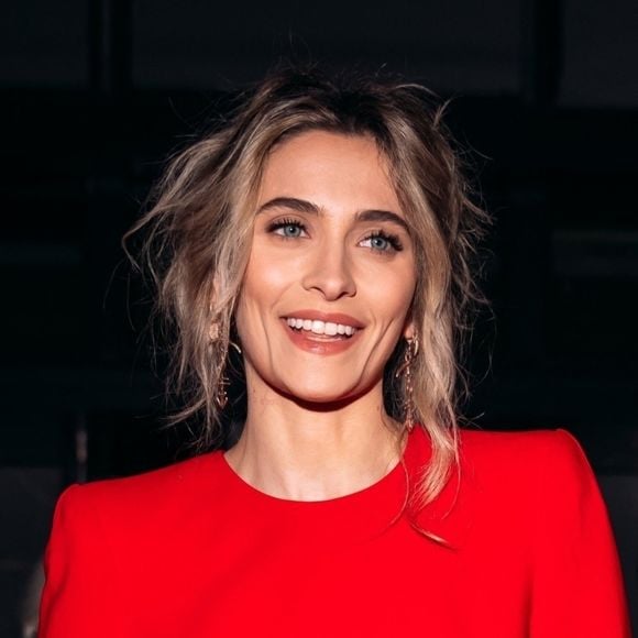 Dans son viseur ?  Les exécuteurs testamentaires de son illustre paternel papa, qui se seraient accordés des primes et bonus injustifiés. En pleine tourmente, ils affirment avoir réussi à faire fructifier l'argent de son célèbre papa !

Paris Jackson assiste au défilé Stella McCartney pendant la Fashion Week de Paris, 2025 © Backgrid UK/ Bestimage