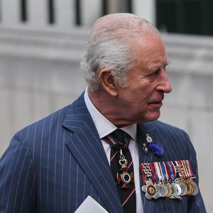 Le roi Charles III d'Angleterre lors du 80e anniversaire du jour de la Victoire en Europe à l'abbaye de Westminster.

Photo : Backgrid UK / Bestimage