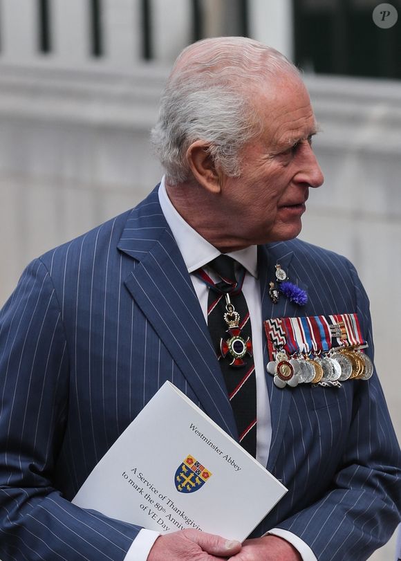 Le roi Charles III d'Angleterre lors du 80e anniversaire du jour de la Victoire en Europe à l'abbaye de Westminster.

Photo : Backgrid UK / Bestimage