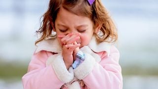 La psychologie suggère que les personnes qui disent systématiquement "à vos souhaits" après un éternuement pourraient présenter ce trait psychologique