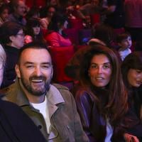 Cyril Lignac et sa compagne Déborah de sortie dans une salle parisienne, pour applaudir l'idole de leur fils Léo (3 ans)