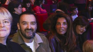 Cyril Lignac et sa compagne Déborah de sortie dans une salle parisienne, pour applaudir l'idole de leur fils Léo (3 ans)