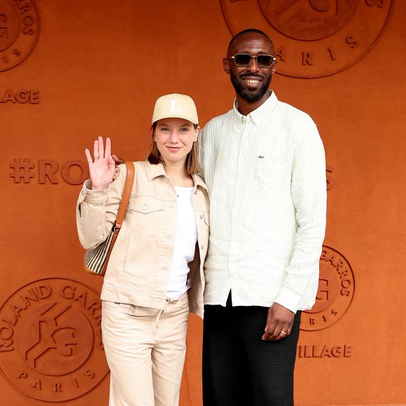 L’occasion pour eux de se prêter, une fois de plus, au jeu des photographes lors du fameux photocall. Les photos parlent d’elles-mêmes : la jeune femme et son beau-père forment un vrai duo.

Gina Jimenez et Thomas Ngijol au photocall du village lors des Internationaux de France de Tennis de Roland Garros 2026, à Paris, France, le 6 juin 2026. © Jacovides-Moreau/Bestimage