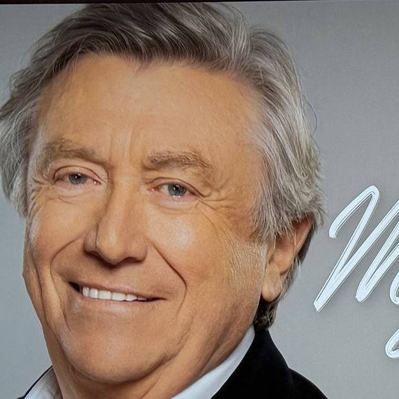 Jacques Legros présente son dernier JT de 13 heures en sa qualité de joker pendant près de 26 ans sur TF1, le 9 mai 2025. Emu aux larmes, le journaliste a passé le relais à Isabelle Ithurburu, qui sera à partir de mi-juillet 2025.  © Agence via Bestimage