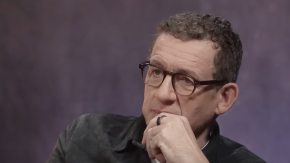 Dany Boon évoque ses regrets concernant ses enfants face à Guillaume Pley sur la chaîne YouTube Legend au mois de mars 2025.
Crédit : YouTube/Legend