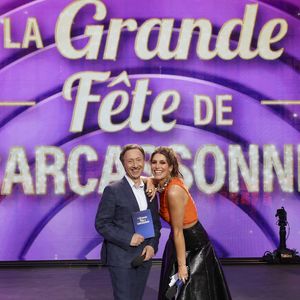Exclusif -  Stéphane Bern, Laury Thilleman lors de l'enregistrement de l’émission La Grande Fête de Carcassonne, diffusée le samedi 6 septembre à 21.10 sur France 2, dans la Cité Médiévale de Carcassonne, France, le 24 juin 2025. © Jack Tribeca/Bestimage