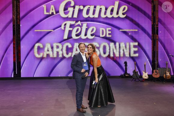 Exclusif -  Stéphane Bern, Laury Thilleman lors de l'enregistrement de l’émission La Grande Fête de Carcassonne, diffusée le samedi 6 septembre à 21.10 sur France 2, dans la Cité Médiévale de Carcassonne, France, le 24 juin 2025. © Jack Tribeca/Bestimage