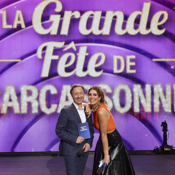 Exclusif -  Stéphane Bern, Laury Thilleman lors de l'enregistrement de l’émission La Grande Fête de Carcassonne, diffusée le samedi 6 septembre à 21.10 sur France 2, dans la Cité Médiévale de Carcassonne, France, le 24 juin 2025. © Jack Tribeca/Bestimage