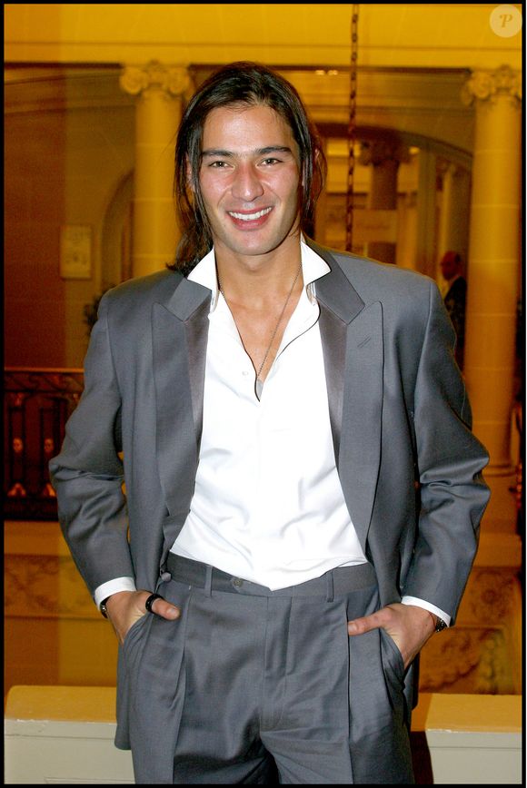 Une scène qui n'est pas sans rappeler celle d'un autre candidat français en 2002 ! Si on vous dit Brandon, ça vous parle ? 

Archives - Brandon Yokouchi ( Ile de la tentation ) a la soirée "La nuit de l'élégance" au Pre Catelan Lenotre .