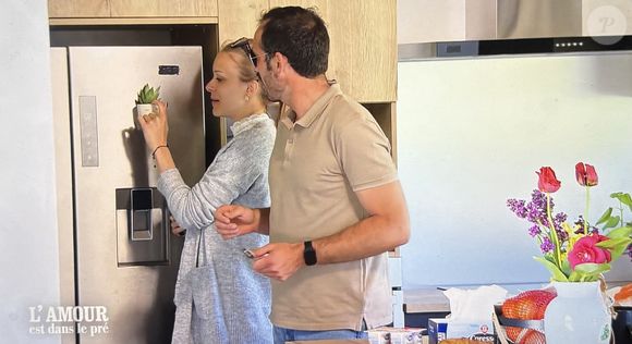 Et plus tard, Julien a avoué à Louise qu'elle avait toujours été son coup de coeur. "Ça me rassure énormément parce que je vois que c'est sincère. Donc ça me fait très plaisir", se réjouit alors Louise.

Julien (L'amour est dans le pré) avec ses prétendantes Coralie et Louise.