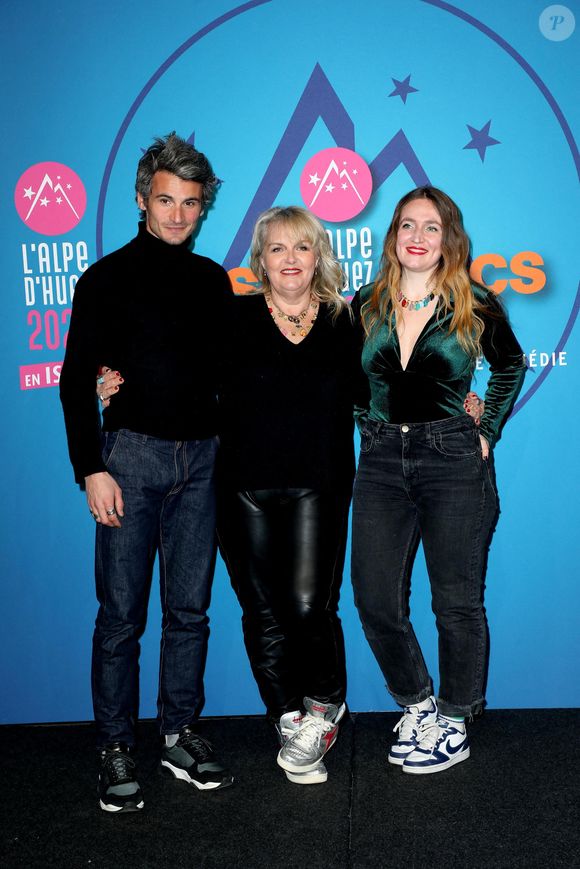 Valérie Damidot entourée de ses enfants Norman et Roxanne au photocall de la clôture de la 25ème édition du Festival international du film de comédie de l'Alpe d'Huez, France, le 22 janvier 2022. © Dominique Jacovides/Bestimage