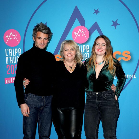 Valérie Damidot entourée de ses enfants Norman et Roxanne au photocall de la clôture de la 25ème édition du Festival international du film de comédie de l'Alpe d'Huez, France, le 22 janvier 2022. © Dominique Jacovides/Bestimage