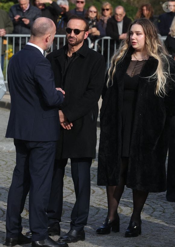 Michel Ferracci et Milla Savarese, la fille d'Emilie Dequenne quittant les funérailles de l'actrice belge Emilie Dequenne au crématorium du cimetière du Père Lachaise à Paris, France, le 26 mars 2025. Emilie Dequenne, qui avait remporté le prix de la meilleure actrice au Festival de Cannes en 1999 pour son premier rôle dans le film Rosetta des Dardenne, est décédée à l'âge de 43 ans des suites d'un cancer rare des glandes surrénales. Photo by Jerome Domine/ABACAPRESS.COM