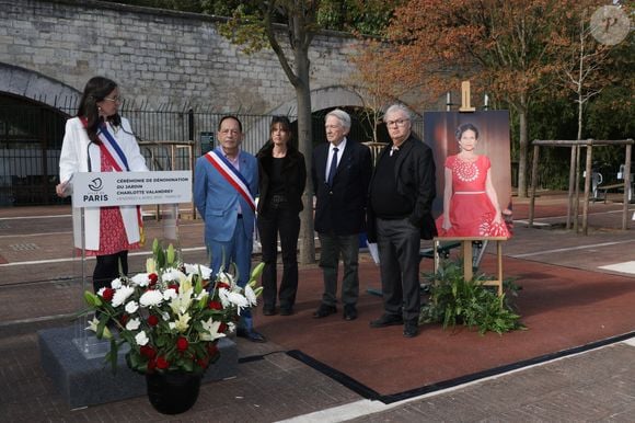Exclusif - Emmanuelle Pierre-Marie (maire du 12ème arrondissement de Paris), Jean-Luc Romero (Adjoint à la maire de Paris), Aude (soeur de Charlotte Valandrey), Jean-Pierre Pascal (Père de Charlotte Valandrey) et Dominique Besnehard lors de la cérémonie de dénomination d’un jardin en hommage à Charlotte Valandrey, au 17 rue Hector Malot dans le XIlème arrondissement de Paris, France, le 4 avril 2025. © Coadic Guirec/Bestimage