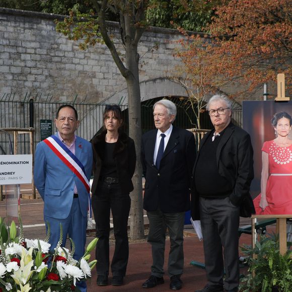 Exclusif - Emmanuelle Pierre-Marie (maire du 12ème arrondissement de Paris), Jean-Luc Romero (Adjoint à la maire de Paris), Aude (soeur de Charlotte Valandrey), Jean-Pierre Pascal (Père de Charlotte Valandrey) et Dominique Besnehard lors de la cérémonie de dénomination d’un jardin en hommage à Charlotte Valandrey, au 17 rue Hector Malot dans le XIlème arrondissement de Paris, France, le 4 avril 2025. © Coadic Guirec/Bestimage