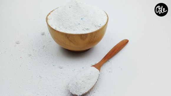 Le bicarbonate agit comme un abrasif doux.

Mélanger du dentifrice et du bicarbonate de soude : à quoi cela sert et pourquoi cette astuce est recommandée