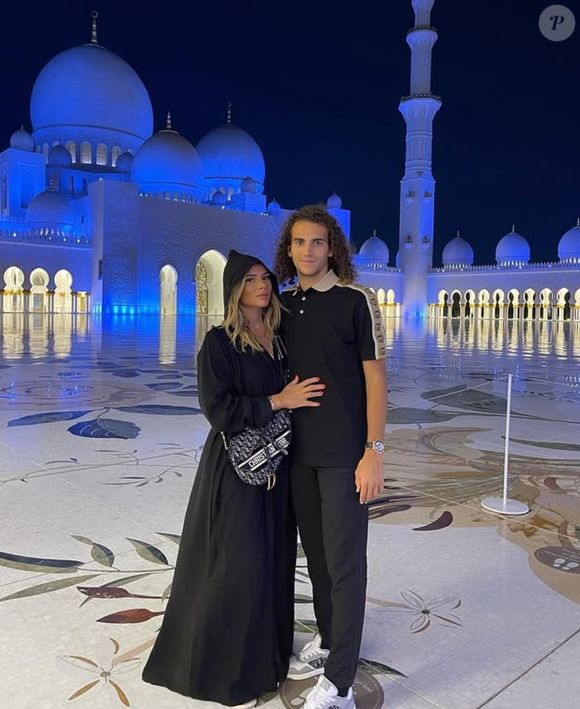 Ce samedi 28 juin 2025, l'ex-star de l'OM qui évolue désormais en Italie, a fait savoir qu'ils s'étaient mariés dans un décor de rêve !

Mattéo Guendouzi et son épouse Maëlle (Capture d'écran Instagram).