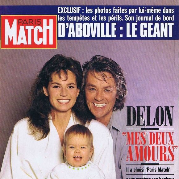 Anouchka Delon a fait le bonheur de ses deux parents, avant l'arrivée de son frère Alain-Fabien Delon. Le couple n'était pas marié mais a passé 14 années ensemble.

Couverture de "Paris Match" avec Alain Delon, sa femme Rosalie et leur fille Anouchka. Date 1991. © Bestimage