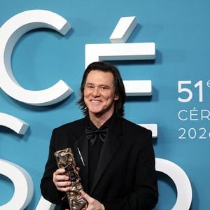 Un des représentants de l’acteur a dû prendre la parole pour réagir, et il est formel : "Jim Carrey a assisté aux César, où il a reçu son César d’honneur".

Jim Carrey (César d'Honneur pour l'ensemble de sa carrière) - Press room de la 51ème cérémonie des César, à l'Olympia. Paris, le 26 février 2026.
© Dominique Jacovides/Bestimage